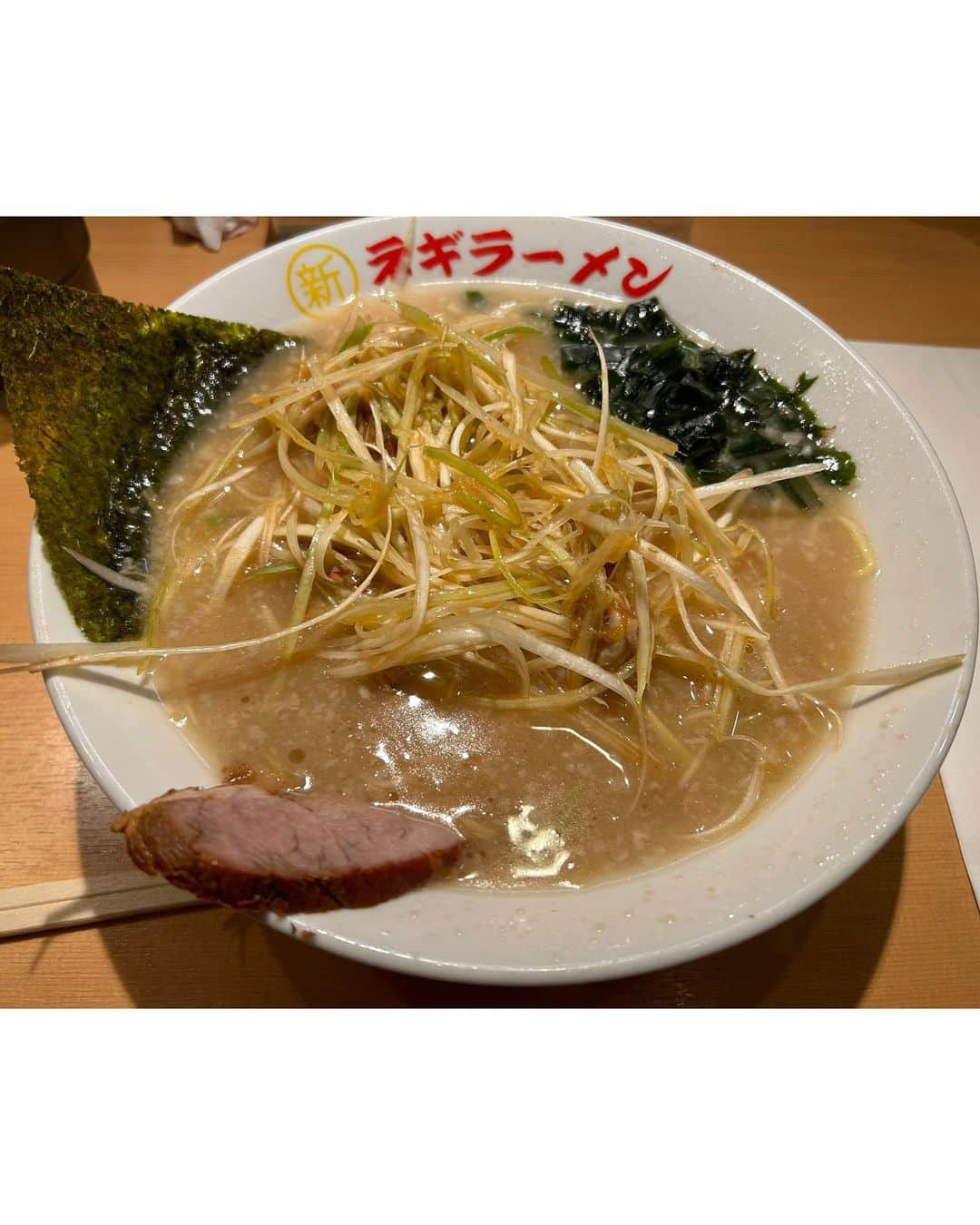 朝桐光さんのインスタグラム写真 - (朝桐光Instagram)「新橋　新ネギラーメン  行きたかったお店✨  味は濃いめだけど美味しかった🥰  ネギ好きにはたまらない🤤😋🤤😋  #新橋#新橋ラーメン#ラーメン#グルメ#新橋グルメ#ネギラーメン#新ネギラーメン#深夜ラーメン#罪悪感#デブ活#ラーメン女子」6月24日 15時29分 - akari_asagiri