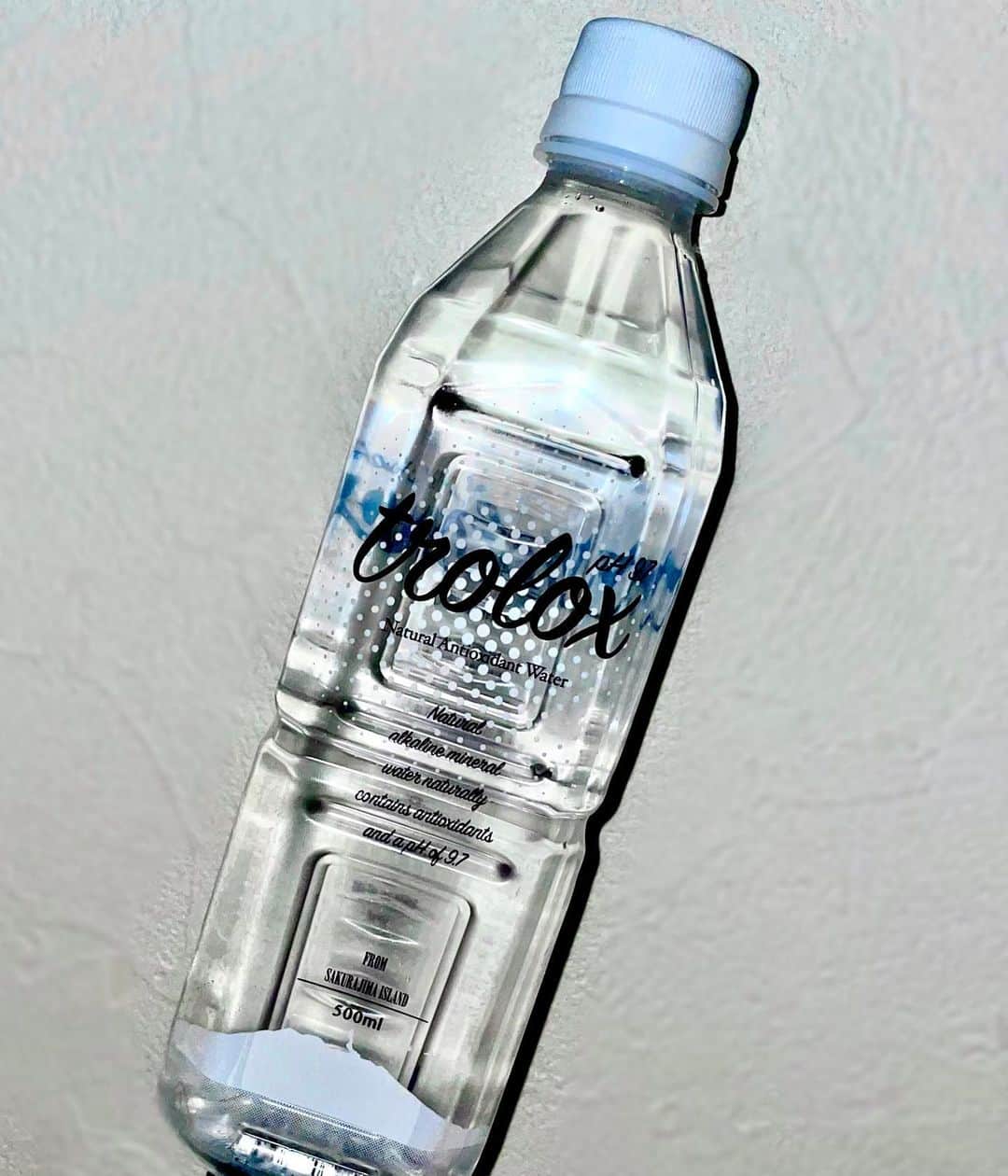 上原歩子のインスタグラム：「気になって買ってみた🤔  #trolox」