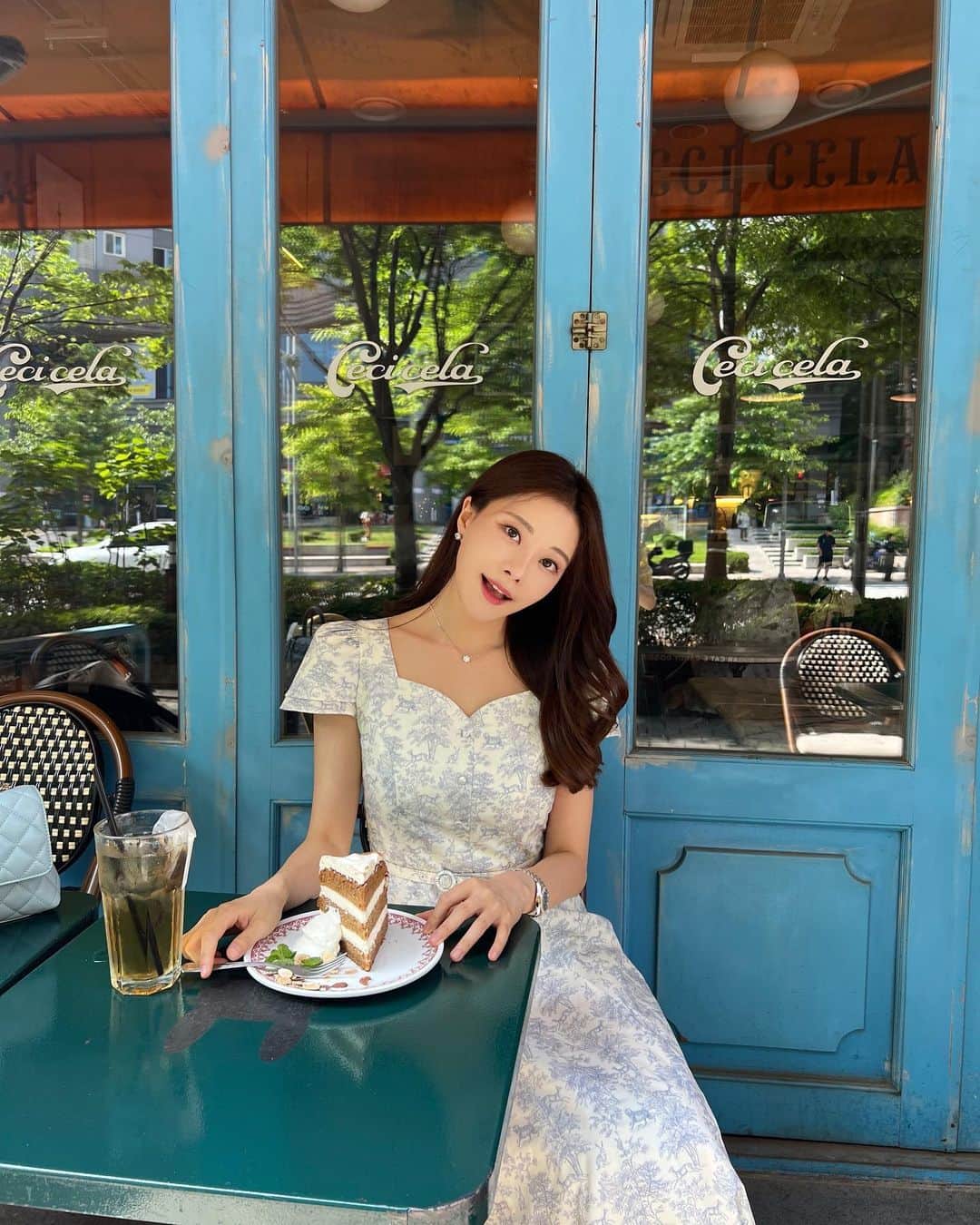 キム・ミニョンさんのインスタグラム写真 - (キム・ミニョンInstagram)「여름은  테라스에서 케이크랑 커피마시는게 찐행복이지~~~~~~~~🌿」6月24日 15時33分 - minyoung_aori
