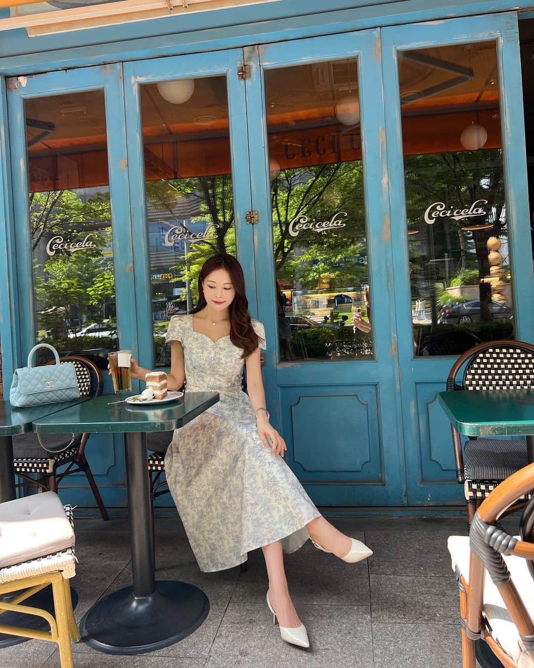 キム・ミニョンさんのインスタグラム写真 - (キム・ミニョンInstagram)「여름은  테라스에서 케이크랑 커피마시는게 찐행복이지~~~~~~~~🌿」6月24日 15時33分 - minyoung_aori