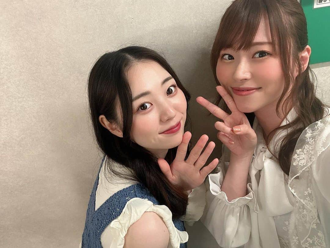 花奈澪さんのインスタグラム写真 - (花奈澪Instagram)「劇作家の話。  なんか気付いたら終わって2週間も経ってました。 なるやの役者休業公演。 私を嫁役に選んでくれてありがとう。 あ、元だけど。  母親役をやるのはとても新鮮でした。 なるややカドショーと 実年齢の上の役をこうしてやって。 なんかすごく良いなって思った。  生きてきたよね、我々。  実年齢より若い役をやるのも勿論楽しいけれど、経験してない人生を演じることこそ"ああ、芝居してるなぁ"って感じる。  全てのシーンで、ああ芝居してるなぁって感じられる、好きな会話が沢山あったな。 お芝居ってやっぱ楽しいなって思わせてくれました。  ありがとうね家族。  #劇作家の話」6月24日 15時43分 - namio_dao