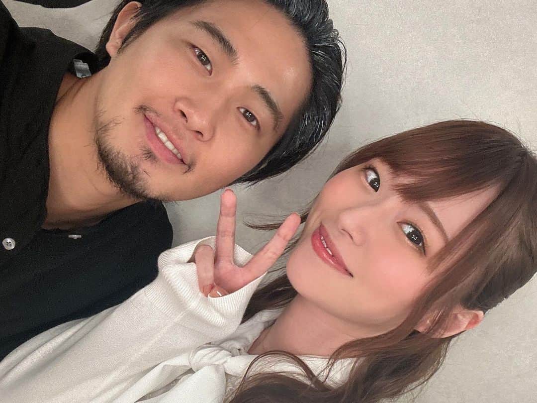 花奈澪さんのインスタグラム写真 - (花奈澪Instagram)「劇作家の話。  なんか気付いたら終わって2週間も経ってました。 なるやの役者休業公演。 私を嫁役に選んでくれてありがとう。 あ、元だけど。  母親役をやるのはとても新鮮でした。 なるややカドショーと 実年齢の上の役をこうしてやって。 なんかすごく良いなって思った。  生きてきたよね、我々。  実年齢より若い役をやるのも勿論楽しいけれど、経験してない人生を演じることこそ"ああ、芝居してるなぁ"って感じる。  全てのシーンで、ああ芝居してるなぁって感じられる、好きな会話が沢山あったな。 お芝居ってやっぱ楽しいなって思わせてくれました。  ありがとうね家族。  #劇作家の話」6月24日 15時43分 - namio_dao
