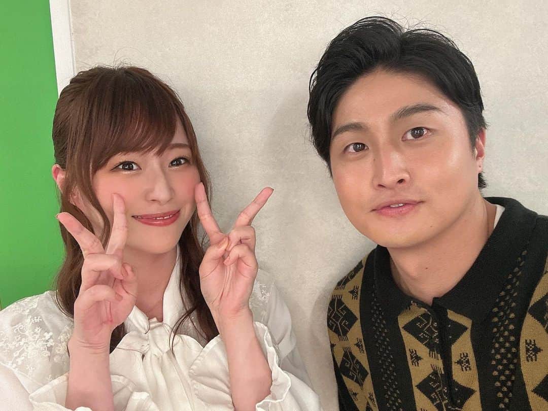花奈澪さんのインスタグラム写真 - (花奈澪Instagram)「劇作家の話。  なんか気付いたら終わって2週間も経ってました。 なるやの役者休業公演。 私を嫁役に選んでくれてありがとう。 あ、元だけど。  母親役をやるのはとても新鮮でした。 なるややカドショーと 実年齢の上の役をこうしてやって。 なんかすごく良いなって思った。  生きてきたよね、我々。  実年齢より若い役をやるのも勿論楽しいけれど、経験してない人生を演じることこそ"ああ、芝居してるなぁ"って感じる。  全てのシーンで、ああ芝居してるなぁって感じられる、好きな会話が沢山あったな。 お芝居ってやっぱ楽しいなって思わせてくれました。  ありがとうね家族。  #劇作家の話」6月24日 15時43分 - namio_dao