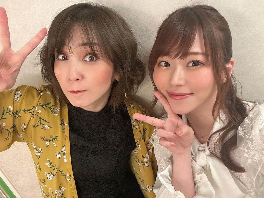 花奈澪さんのインスタグラム写真 - (花奈澪Instagram)「劇作家の話。  なんか気付いたら終わって2週間も経ってました。 なるやの役者休業公演。 私を嫁役に選んでくれてありがとう。 あ、元だけど。  母親役をやるのはとても新鮮でした。 なるややカドショーと 実年齢の上の役をこうしてやって。 なんかすごく良いなって思った。  生きてきたよね、我々。  実年齢より若い役をやるのも勿論楽しいけれど、経験してない人生を演じることこそ"ああ、芝居してるなぁ"って感じる。  全てのシーンで、ああ芝居してるなぁって感じられる、好きな会話が沢山あったな。 お芝居ってやっぱ楽しいなって思わせてくれました。  ありがとうね家族。  #劇作家の話」6月24日 15時43分 - namio_dao