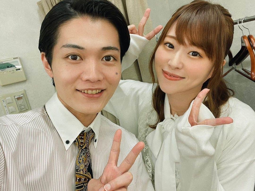 花奈澪さんのインスタグラム写真 - (花奈澪Instagram)「劇作家の話。  なんか気付いたら終わって2週間も経ってました。 なるやの役者休業公演。 私を嫁役に選んでくれてありがとう。 あ、元だけど。  母親役をやるのはとても新鮮でした。 なるややカドショーと 実年齢の上の役をこうしてやって。 なんかすごく良いなって思った。  生きてきたよね、我々。  実年齢より若い役をやるのも勿論楽しいけれど、経験してない人生を演じることこそ"ああ、芝居してるなぁ"って感じる。  全てのシーンで、ああ芝居してるなぁって感じられる、好きな会話が沢山あったな。 お芝居ってやっぱ楽しいなって思わせてくれました。  ありがとうね家族。  #劇作家の話」6月24日 15時43分 - namio_dao
