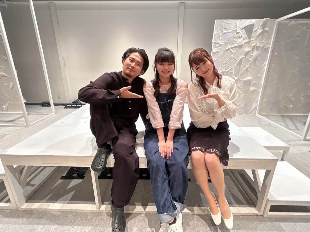 花奈澪さんのインスタグラム写真 - (花奈澪Instagram)「劇作家の話。  なんか気付いたら終わって2週間も経ってました。 なるやの役者休業公演。 私を嫁役に選んでくれてありがとう。 あ、元だけど。  母親役をやるのはとても新鮮でした。 なるややカドショーと 実年齢の上の役をこうしてやって。 なんかすごく良いなって思った。  生きてきたよね、我々。  実年齢より若い役をやるのも勿論楽しいけれど、経験してない人生を演じることこそ"ああ、芝居してるなぁ"って感じる。  全てのシーンで、ああ芝居してるなぁって感じられる、好きな会話が沢山あったな。 お芝居ってやっぱ楽しいなって思わせてくれました。  ありがとうね家族。  #劇作家の話」6月24日 15時43分 - namio_dao