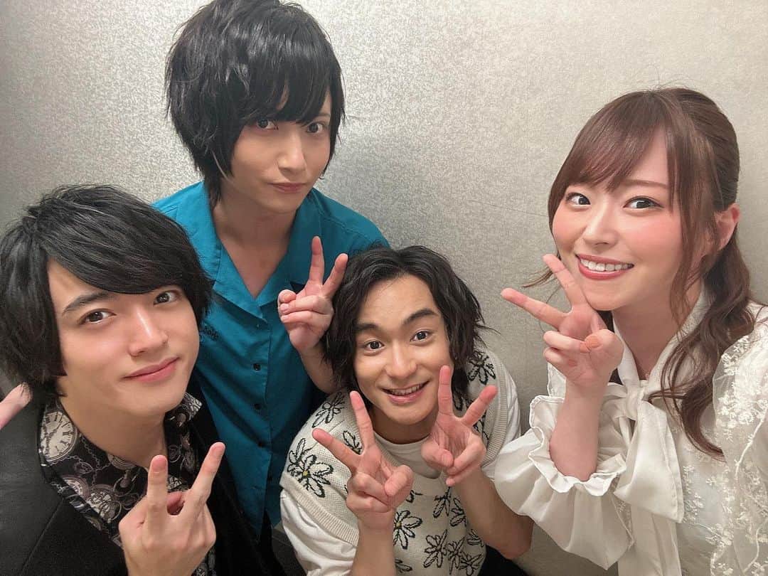 花奈澪さんのインスタグラム写真 - (花奈澪Instagram)「劇作家の話。  なんか気付いたら終わって2週間も経ってました。 なるやの役者休業公演。 私を嫁役に選んでくれてありがとう。 あ、元だけど。  母親役をやるのはとても新鮮でした。 なるややカドショーと 実年齢の上の役をこうしてやって。 なんかすごく良いなって思った。  生きてきたよね、我々。  実年齢より若い役をやるのも勿論楽しいけれど、経験してない人生を演じることこそ"ああ、芝居してるなぁ"って感じる。  全てのシーンで、ああ芝居してるなぁって感じられる、好きな会話が沢山あったな。 お芝居ってやっぱ楽しいなって思わせてくれました。  ありがとうね家族。  #劇作家の話」6月24日 15時43分 - namio_dao