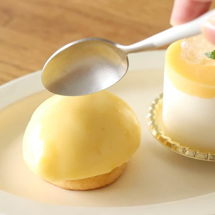 HidaMari Cookingのインスタグラム：「No bake lemon cheesecake🍋  焼かないレモンのレアチーズケーキ🧀 あっつくなってきたのでさっぱりスイーツが恋しくなるこの頃☺️ cottaさんで見つけたレモン型で作りたいと思ってたレモンの形にしてみました😊 クリームチーズを使い切ろうとするとかなり余るのでムースフィルムにもIN🍋  #homemade #easy #recipe #tutorial #baking #foodstyling #foodporn #food #foodphotography #foodpics #foodgasm #tasty #dessert #inspiration  #おうちカフェ #お菓子作り #手作りケーキ #ケーキ作り好きな人と繋がりたい #手作りお菓子 #cake #sweets #homecafe #homemakecake #instacake #instafood #cakestagram #cakelover #foodie #hidamaricooking」