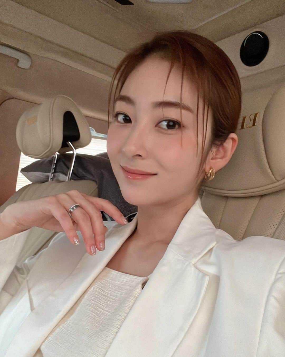 のインスタグラム：「셀카정말오랜만이네🤣  날씨 너무 더워서 수영장으로 퐁당퐁당 첨벙첨벙 하고 싶으다🥽#굿주말 @jongduck_91 얼른 빤니빤니 서울로 컴컴」