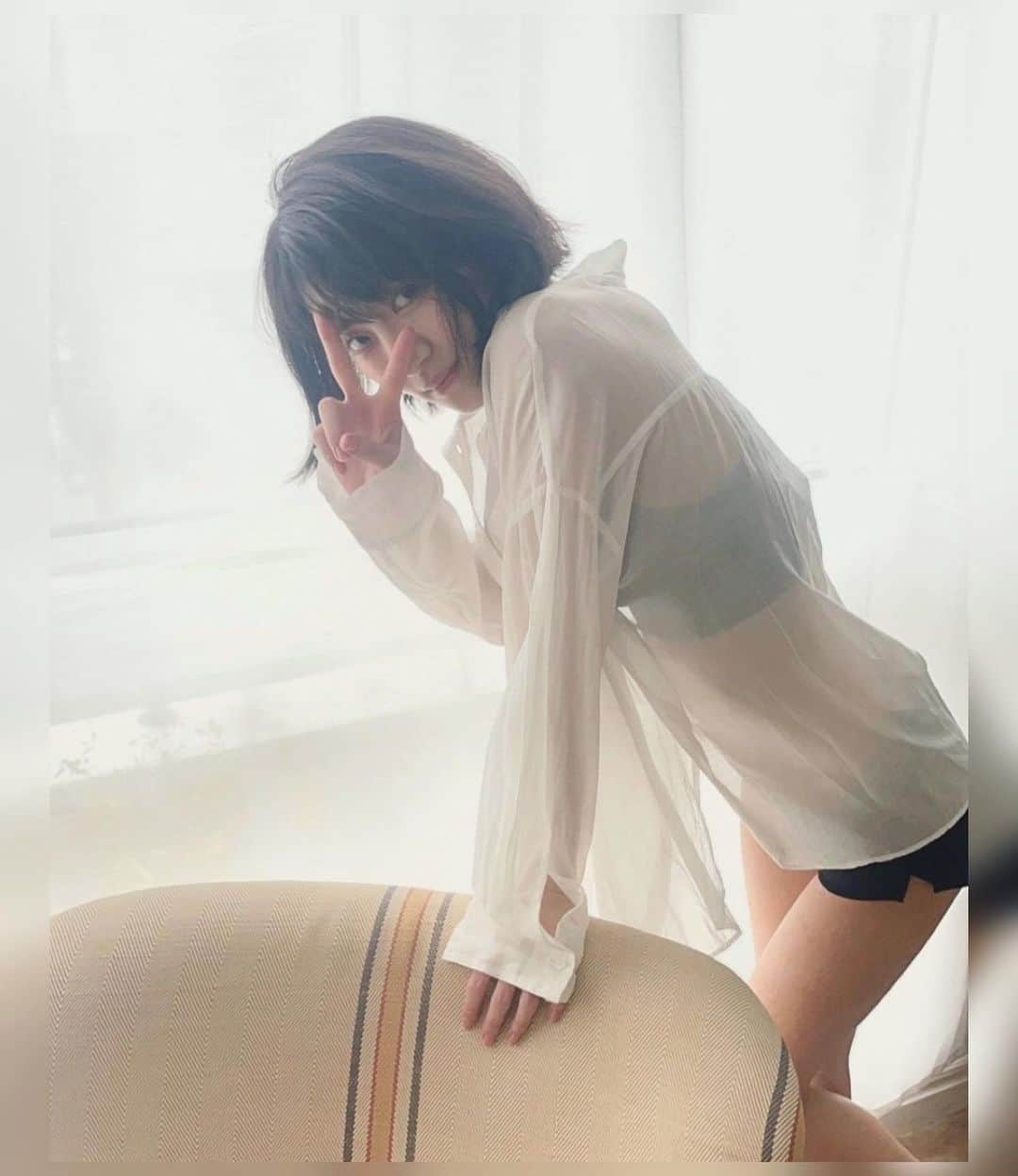 若月佑美さんのインスタグラム写真 - (若月佑美Instagram)「. おふしょっと。明日発売いたしますーっ 若月佑美ファーストフォトエッセイ #履きなれない靴を履き潰すまで  どうか、見つけてください。 . #履きなれない靴を履き潰すまで  #若月佑美」6月26日 19時00分 - yumi_wakatsuki_official