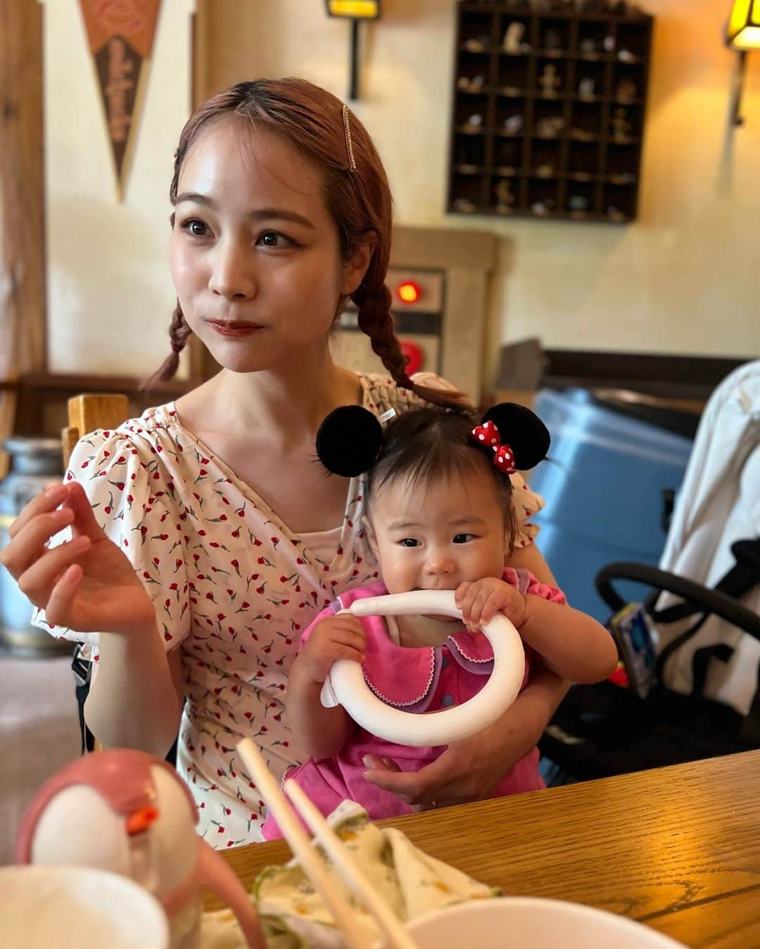 安中亜美さんのインスタグラム写真 - (安中亜美Instagram)「ㅤㅤㅤㅤㅤㅤㅤㅤㅤㅤㅤㅤㅤ 私たち三姉妹と子供たちで初めてのディズニーランド🐭💓 紬生とノアにとっては1st Disney 🪄 ㅤㅤㅤㅤㅤㅤㅤㅤㅤㅤㅤㅤㅤ 0歳の子には何が何かわからんそうやったけど ママたちが小さい時から大好きやった場所に こうやって子供達を連れて来るなんて、、、 不思議な気持ちやったなあ🥹💓  保育園でもお歌の時間が大好きな紬生は ディズニーの明るい音楽が楽しくて リズムに乗って手を叩いたり、大きい声出したりで 楽しそうにしてる姿を見れただけで大満足でした🤭❤️  ジャングルクルーズと美女と野獣とプーさんと イッツアススモールワールドに乗ったよ🌏 美女と野獣は初めてで、めちゃくちゃよかった🥹✨ 40周年のパレードとエレクトリカルパレードも見れたし お姉のお陰で大満足なディズニーでした♡  また行けたらいいなあ☺️🗼 ㅤㅤㅤㅤㅤㅤㅤㅤㅤㅤㅤㅤㅤ #ディズニーランド#ディズニー#ファーストディズニー #子連れディズニー#0歳ディズニー #三姉妹#従兄妹#東京ディズニーランド」6月24日 16時01分 - amitwinsworld