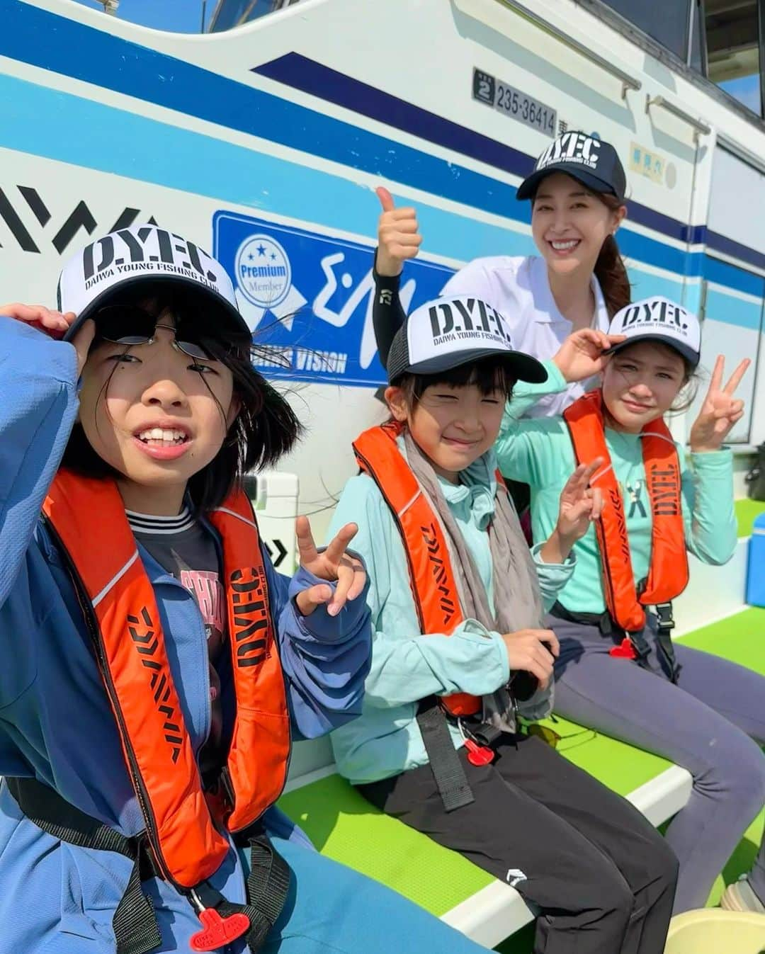 富士村彩花のインスタグラム：「・ ⁡ 今日はD.Y.F.C（DAIWA Young Fishing Club）のお手伝いに行ってまいりました😊🙌 ⁡ D.Y.F.Cは今回が初めての参加だったので 子ども達よりも私の方が緊張しちゃった🥺💦笑 ⁡ ⁡ 魚のご機嫌はそんなにイージーな感じではなかったのですが、みんな目をキラキラ輝かせながら最後まで夢中になってシロギス釣りを楽しんでくれてました🎵 ⁡ ⁡ 船酔いして具合悪いのにそれでもずっとみんなの釣りを真剣に見てた子 最後の最後まで集中してエサの大きさや誘い方を工夫して釣り続けた子 釣れたホウボウがだんだん可哀想になっちゃってバケツに戻してあげた心の優しい子 ⁡ ⁡ それぞれみんな個性豊かで印象深く 私もとてもよい刺激を貰えましたよ〜😊🙌 ⁡ ⁡ D.Y.F.Cの教室でまた会えたら嬉しいなぁ🎵 ⁡ ⁡ #釣りガール  #釣り女子  #釣りたガール  #釣りモデル  #釣り女  #道産子アングラー  #釣り好き  #船釣り  #海釣り  #釣りが好き #オフショア #釣り好きと繋がりたい #釣り好きな人と繋がりたい  #fishinggirl #DAIWA #ダイワ #D.Y.F.C #DYFC #daiwayoungfishingclub #ダイワヤングフィッシングクラブ #船チーム #FUNETEAM #船最前線 #シロギス #シロギス釣り」