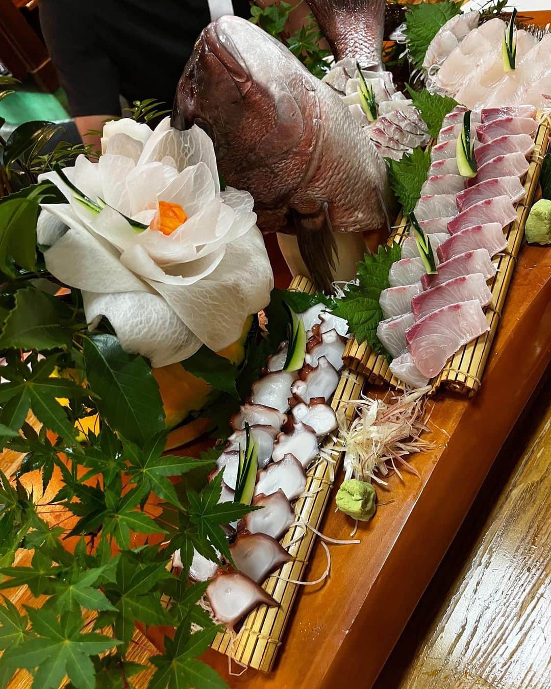 中丸雄一さんのインスタグラム写真 - (中丸雄一Instagram)「鹿児島県の鹿児島湾から中継した。何度見ても桜島の迫力が凄い。イカダに乗り、釣りやBBQができる。前日も豪華な食事をいただいた。旅行で来たら自然と食をゆっくり楽しめる場所だ。」6月24日 15時54分 - y_nakamaru_94