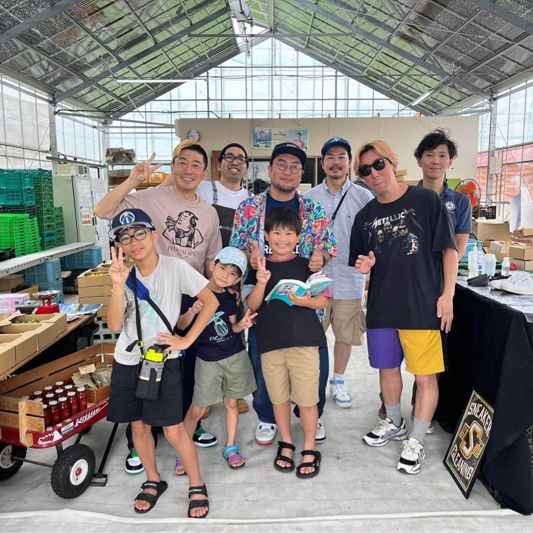 小林拓一郎のインスタグラム：「『石原農園』さんの収穫祭、めちゃくちゃ楽しかったです❕  僕はTシャツと古着の販売をして、  子供たちはミニトマトの収穫体験とDJ体験できて大喜びでした❕  お昼ご飯の『アラタマ』さんのたまごサンドイッチも絶品でした😋  石原さん、皆さま、ありがとうございました❕❕  さあ、昼寝もして回復したので、今からグレパーへ。  夜は、「スナック・コバタク」よ❕  #石原農園  #ミニトマト」