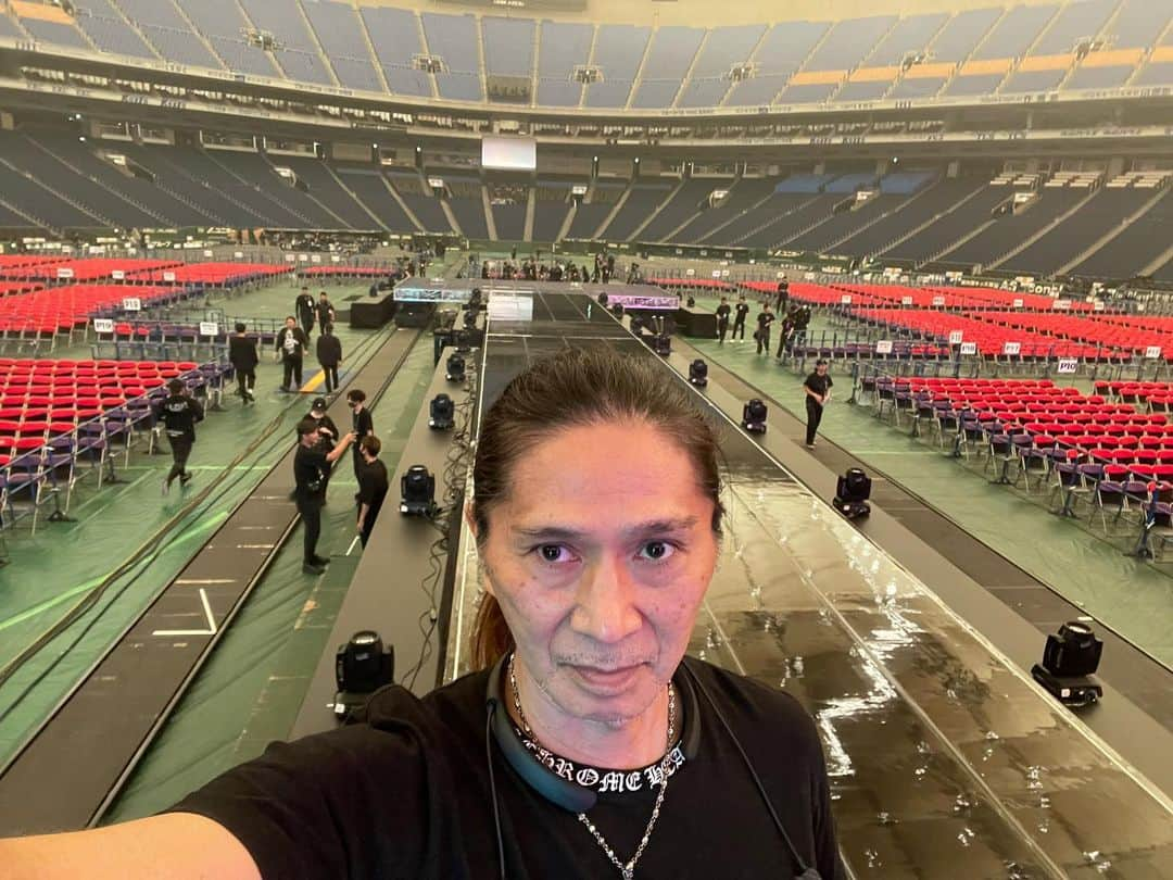 SAMさんのインスタグラム写真 - (SAMInstagram)「東方神起 LIVE TOUR 2023 CLASSYC TOKYO DOME 初日！！  残すところあと2ステージ！ メンバー、キャストの皆さん、スタッフの方々、よろしくお願いします！  #東方神起 #LIVE2023CLASSYC #TOKYODOME #賀来千香子さん差し入れありがとうございます！ #サニー長い間お疲れ様！」6月24日 16時04分 - sam0113