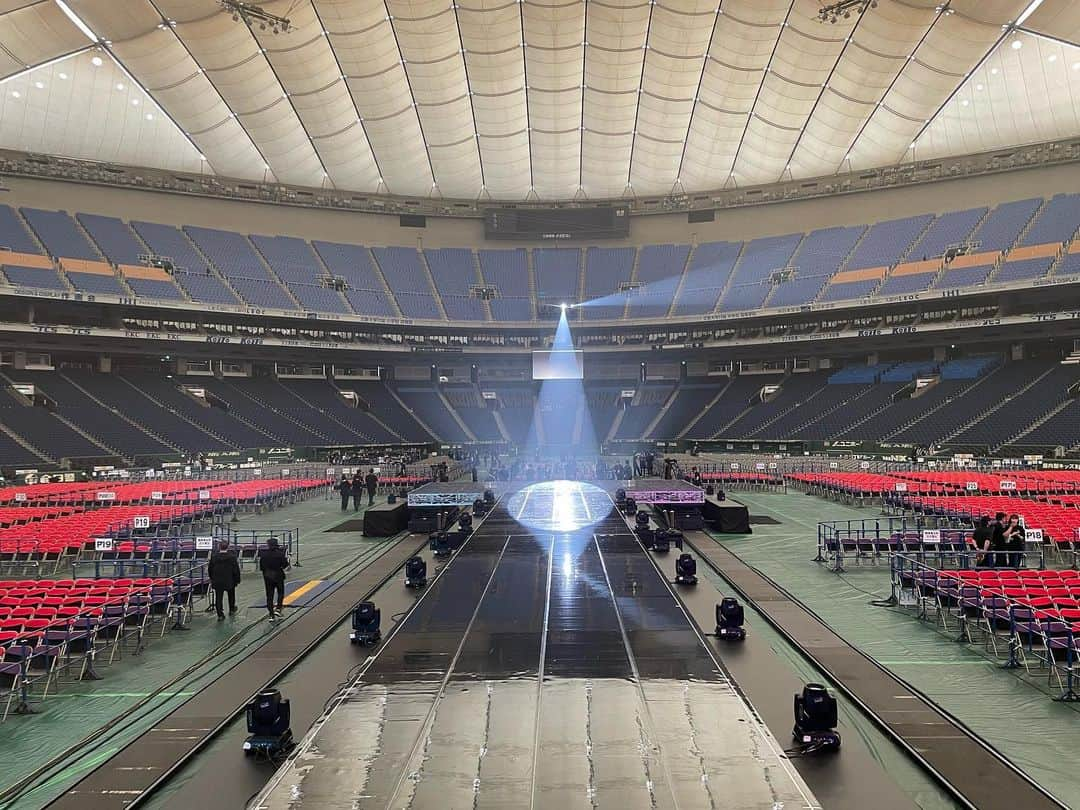 SAMさんのインスタグラム写真 - (SAMInstagram)「東方神起 LIVE TOUR 2023 CLASSYC TOKYO DOME 初日！！  残すところあと2ステージ！ メンバー、キャストの皆さん、スタッフの方々、よろしくお願いします！  #東方神起 #LIVE2023CLASSYC #TOKYODOME #賀来千香子さん差し入れありがとうございます！ #サニー長い間お疲れ様！」6月24日 16時04分 - sam0113