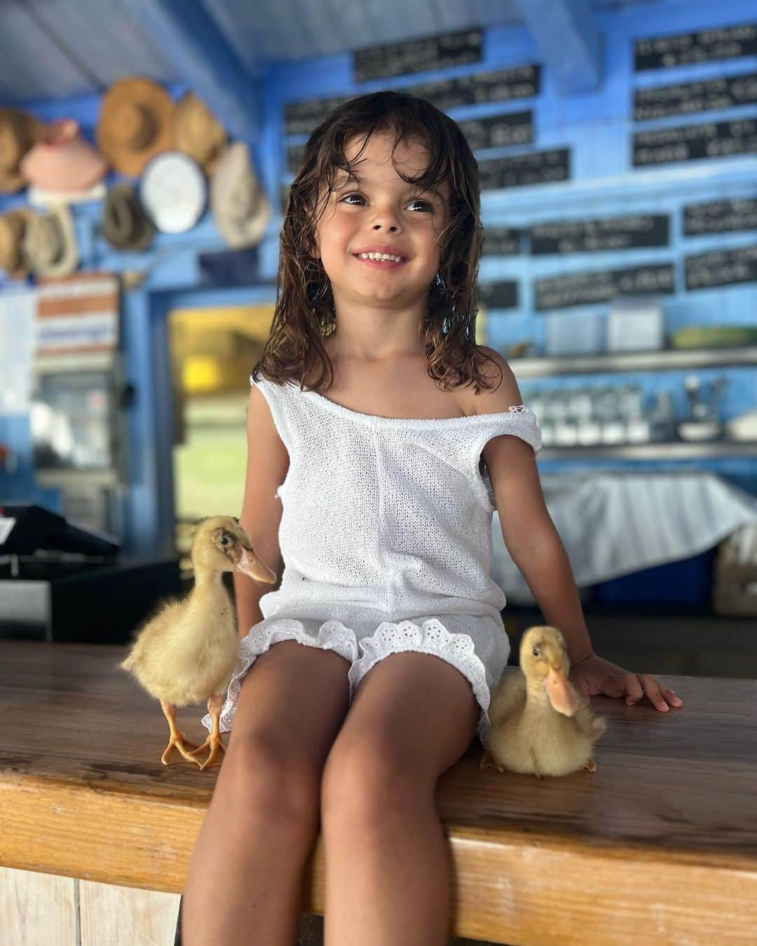 カトリネル・メンギアのインスタグラム：「New family members 🦆  #beachtime」