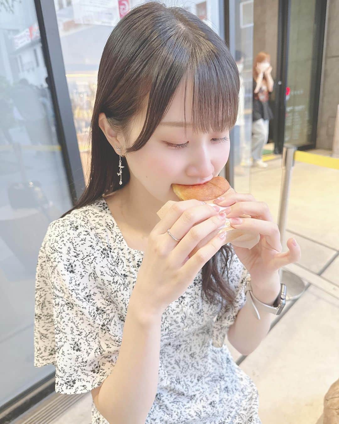 八木沙季のインスタグラム：「🤍🤍  ドーナツ大好き🍩 あとちょっと小指が気になりますね😀  #パンとエスプレッソとまちあわせ  #渋谷カフェ」