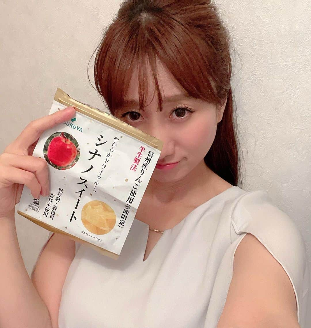 吉井明子さんのインスタグラム写真 - (吉井明子Instagram)「🍎🍎🍎 ラジオセンターで週に一度お隣りさんの さとかなちゃん @satokana_weather  から衝撃的に美味しいりんごのお菓子を頂いた！  「わードライフルーツ好きー♡ありがとう♡」って テンションで口に入れたら じゅわっチュルンっしゃわわーっと 半生のりんごから果汁が溢れてきた！！ こんなの、、ドライじゃない…ジューシーすぎるよー🍎  どこに売っているのかな✨ 長野のツルヤさん…お取り寄せしたいかな✨ これを買うために長野へ行きたいかな✨  大事にとっておいた半分を、今日の放送終わりに一気に食べてしまって、ペシャンコの袋でごめんなさい。  美味しさをありがとう♡  #気象予報士 #気象キャスター #weatherforecaster #기상캐스터　#氣象主播 #長野 #ツルヤ #ドライフルーツ #シナノスイート #さとかな ちゃん #ありがとう #くいしんぼう  #吉井明子 #オフショット」6月24日 16時14分 - akiko_yoshii_sunny_rain