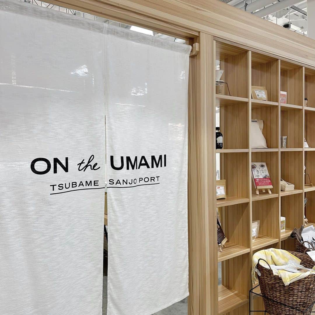 のインスタグラム：「♡  📍ON THE UMAMI TSUBAME SANJO PORT  おだしのお店が三条にオープンしてから ずっっと気になっていて ようやく行くことができました！  身体にいいもの食べてるー！って感じの お野菜たっぷりごはんで とっても美味しかった！！  実際に商品を買うことができるコーナーもあるので お土産にもおすすめです！  今度はお出汁のソフトクリームも食べてみたい！🍦 . .  #新潟 #三条 #新潟ランチ #三条ランチ #ONTHEUMAMI  #未夢ちゃんとデート」