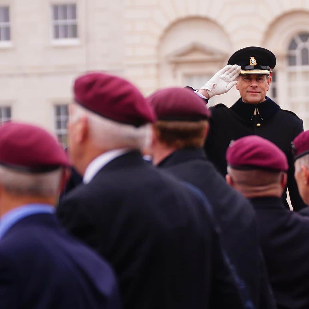 ロイヤル・ファミリーさんのインスタグラム写真 - (ロイヤル・ファミリーInstagram)「The King has sent warm wishes to the entire Armed Forces community in a message to mark Armed Forces Day.    As Sovereign, The King is Head of the Armed Forces, and is also known as Commander-in-Chief.   Head to our link in bio to find out more about the long-standing associations between the Monarch and the Armed Services and to read the message in full.   #ArmedForcesDay」6月24日 16時31分 - theroyalfamily