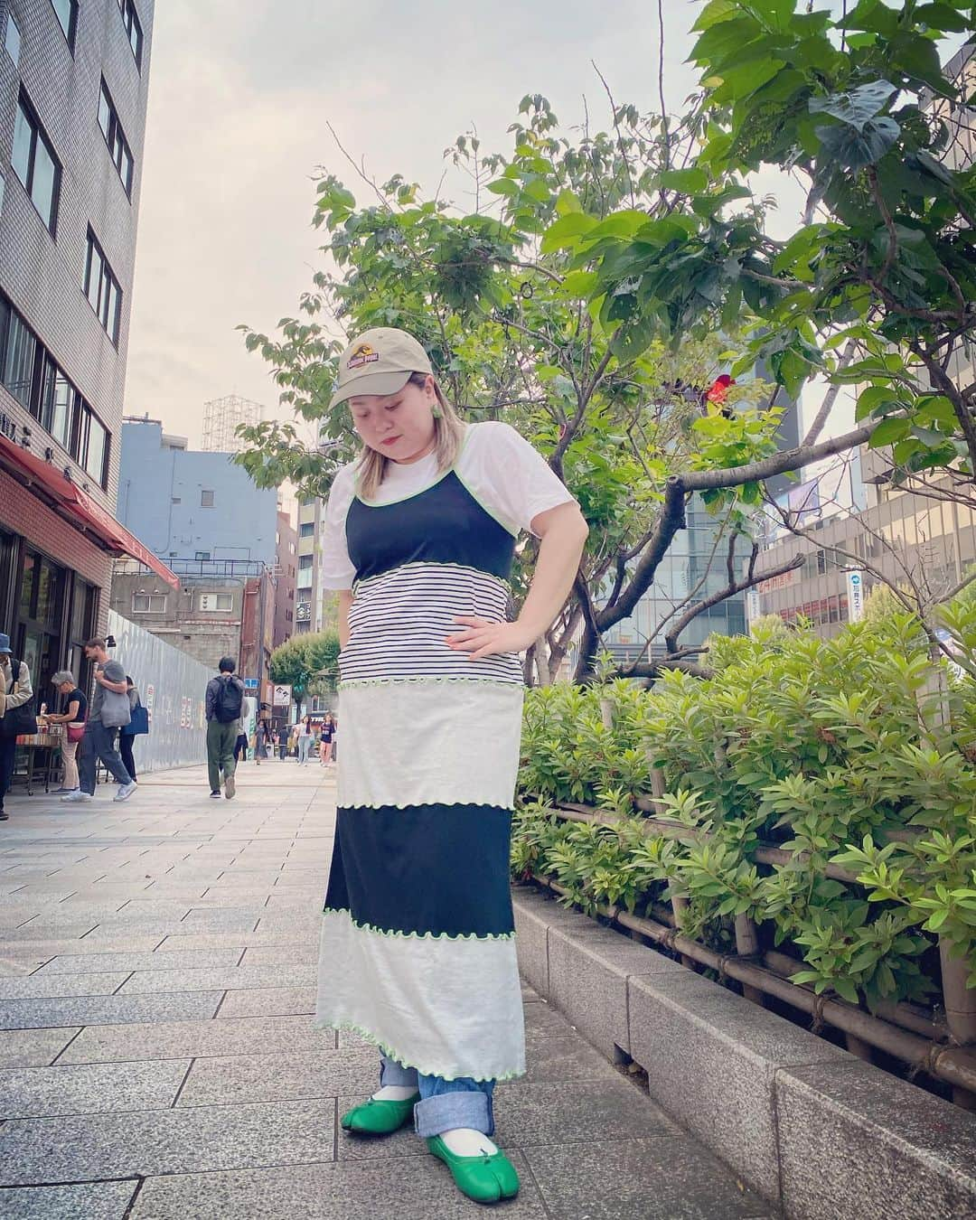 西田さおりのインスタグラム：「いくら腹を凹ませても ぽっこり出ちゃうねコーデ。 . . #nikoand #UNIQLO #kutir  #腕も逞しい #気取って下とか向いちゃってます #すみません」