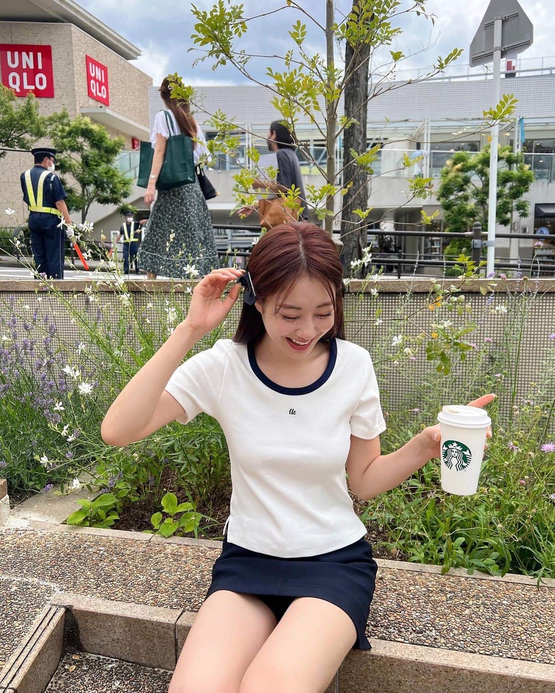 ギョンリ のインスタグラム：「베프랑 있을때 바이브🩶 누가 나고야 노잼이래 꿀잼인데 ~ 🫨~~🐰🐱  내 아침햇살미소 어뗘?😁」