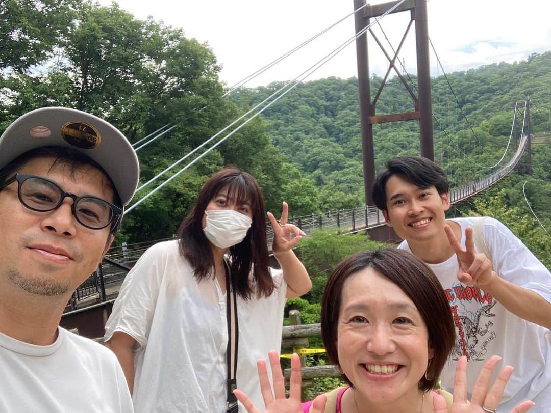 のインスタグラム：「3ヶ月ぶり！？ このメンバーでお仕事🎤　  今回はよく歩きましたぁ😂 心地よい疲労感〜💕 そして 何だか家族感出てきた4人🏠  放送日はまたお知らせします☺️ お楽しみに〜📻」