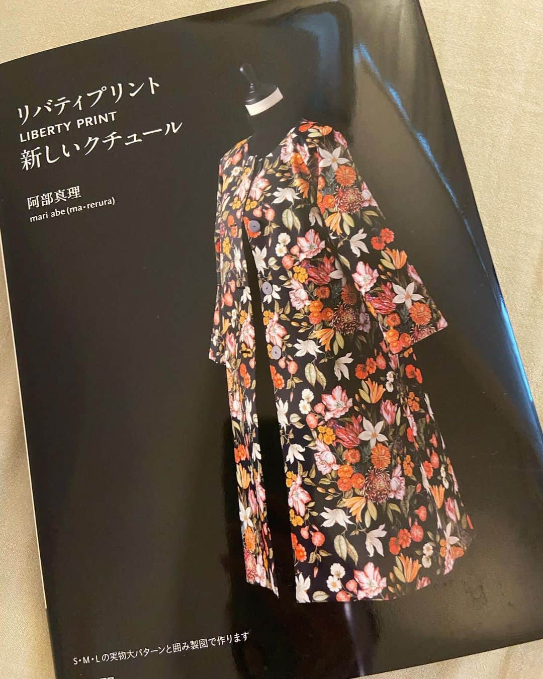 織香さんのインスタグラム写真 - (織香Instagram)「群馬県前橋にある阿部真里さんのアトリエ『マ・レルラ』へ🩵🩵🩵  真里さんはリバティプリントで仕立てたお洋服ブランド「マ・レルラ」のオーナーデザイナー👗  『リバティプリント新しいクチュール』 というモードなお洋服作りの本も執筆されています✨  素敵すぎるアトリエでは、ハンドメイドのお洋服（もちろんリバティプリント‼︎）や フラワーアレンジメントのワークショップも❣️  なんとワークショップでは全てお庭に咲いているお花を使うそう‼︎ この日も私もために素敵なブーケを作ってくださり🥹kei先生のアートクラスまで飛び入り参加させていただき🎨 美しいリバティプリントと温かい真里さんのコミュニティに心癒される一日でした✨  今ちょうど🩵 マ・レルラの夏のPOPupが 阪急うめだ本店10F 広島三越1F 6/27まで同時開催中です。  素敵なお洋服ばかりなので リバティお好きな方、お近くの方はぜひ覗いてみてくださいね😊  @mari.abe1202  #リバティプリント #リバティプリント新しいクチュール @keihoriguchi  #アートクラス #マレルラ #マレルラの看板犬ララ」6月24日 16時42分 - orikagram