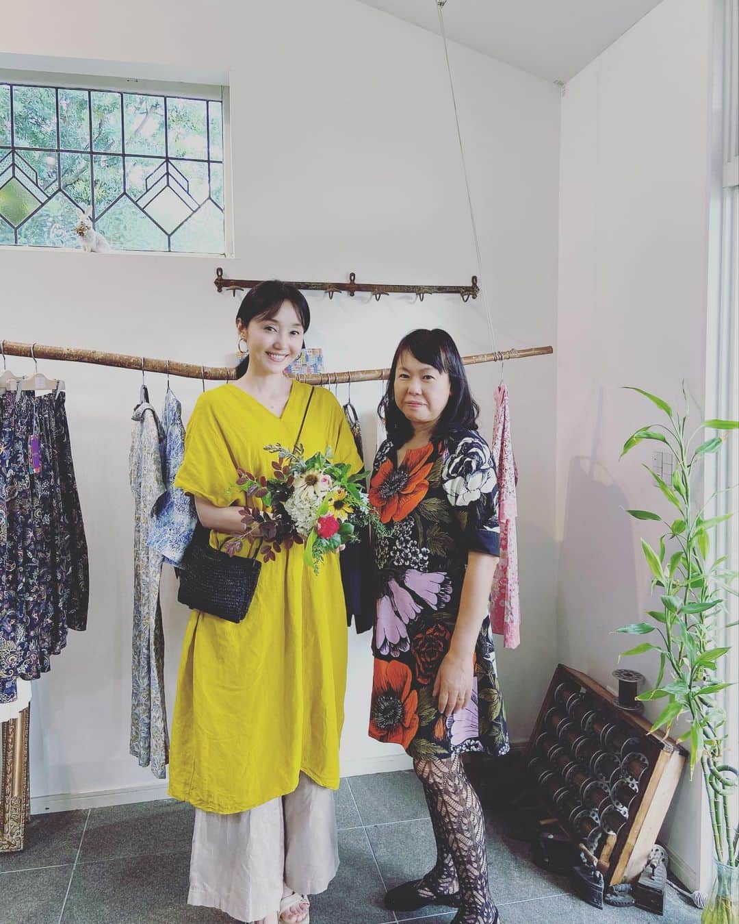 織香のインスタグラム：「群馬県前橋にある阿部真里さんのアトリエ『マ・レルラ』へ🩵🩵🩵  真里さんはリバティプリントで仕立てたお洋服ブランド「マ・レルラ」のオーナーデザイナー👗  『リバティプリント新しいクチュール』 というモードなお洋服作りの本も執筆されています✨  素敵すぎるアトリエでは、ハンドメイドのお洋服（もちろんリバティプリント‼︎）や フラワーアレンジメントのワークショップも❣️  なんとワークショップでは全てお庭に咲いているお花を使うそう‼︎ この日も私もために素敵なブーケを作ってくださり🥹kei先生のアートクラスまで飛び入り参加させていただき🎨 美しいリバティプリントと温かい真里さんのコミュニティに心癒される一日でした✨  今ちょうど🩵 マ・レルラの夏のPOPupが 阪急うめだ本店10F 広島三越1F 6/27まで同時開催中です。  素敵なお洋服ばかりなので リバティお好きな方、お近くの方はぜひ覗いてみてくださいね😊  @mari.abe1202  #リバティプリント #リバティプリント新しいクチュール @keihoriguchi  #アートクラス #マレルラ #マレルラの看板犬ララ」