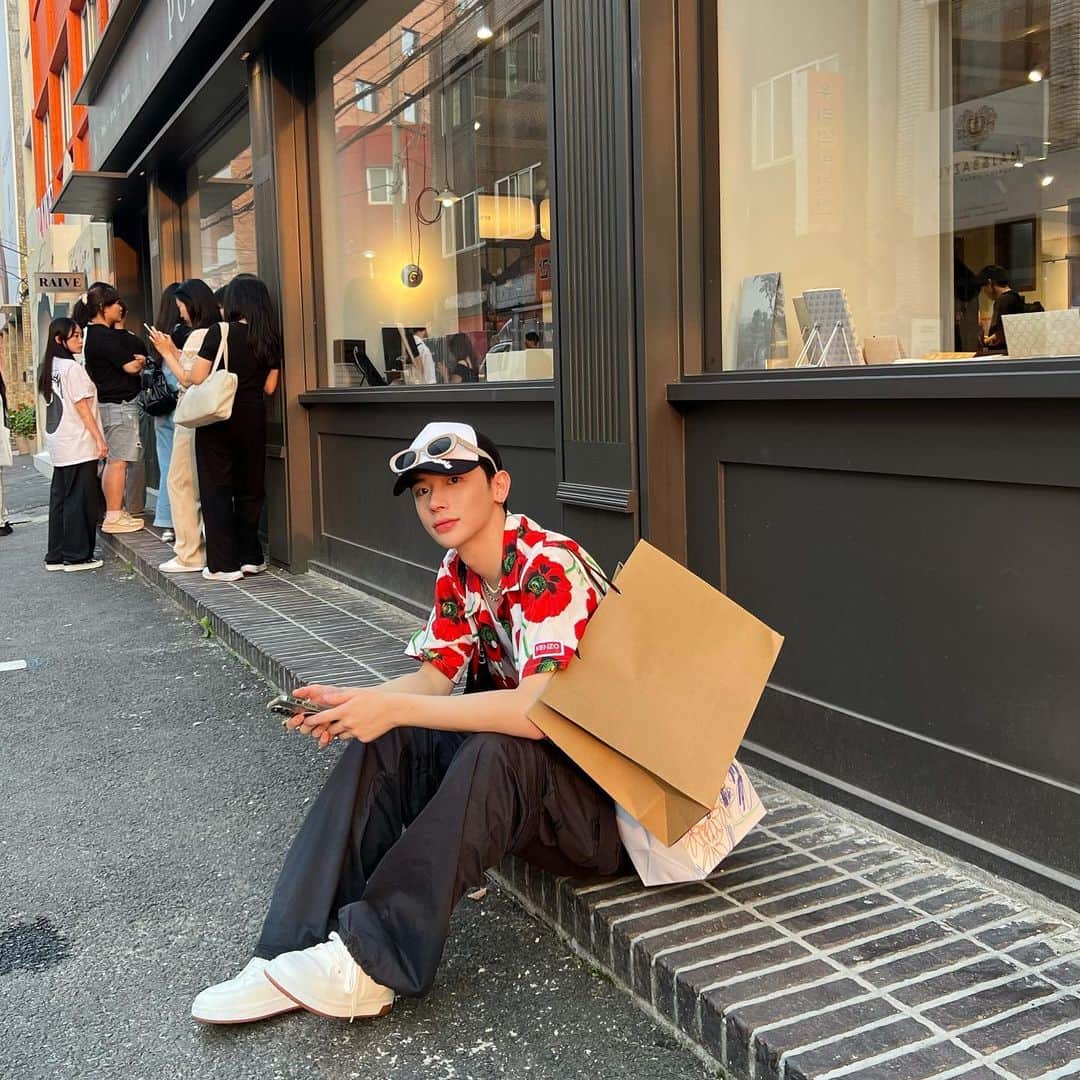 よしあきのインスタグラム：「あんま赤着ないんだけど着る時に限ってミチとリンクする！めっちゃ不気味 韓国でもう8着も服買ってる！最高👍🏻」