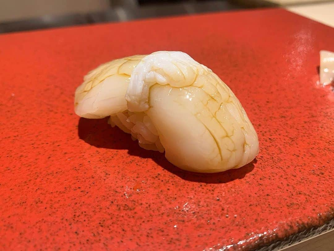 みたんさんのインスタグラム写真 - (みたんInstagram)「福岡旅🍣 配信の仕事を始めて初の3日以上のお休み😍🌴 ひとりで九州へ飛び立ちました✈️ 心細かったけど行きの飛行機でファブリックの方に お会いしたので福岡の美味しいお店を案内してもらいしつつ💓 天神にて博多鮨まつもとへ🍣  渋谷のまつもとも大好きなので、 より海に近い福岡店は美味しいこと間違いなし。  こんなに美味しい中トロは初めて🤤 まつもとのために福岡にまた来ます🥰 . . . #九州旅行 #九州グルメ  #福岡グルメ #ひとり旅 #一人旅  #旅行 #鮨 #まつもと  #食事記録#博多鮨まつもと #鮨まつもと  #福岡グルメ  #博多グルメ　 #ひとり旅 #ミシュラン」6月24日 16時49分 - micooorin