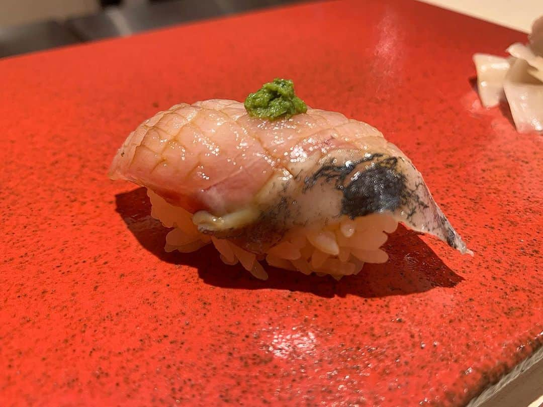 みたんさんのインスタグラム写真 - (みたんInstagram)「福岡旅🍣 配信の仕事を始めて初の3日以上のお休み😍🌴 ひとりで九州へ飛び立ちました✈️ 心細かったけど行きの飛行機でファブリックの方に お会いしたので福岡の美味しいお店を案内してもらいしつつ💓 天神にて博多鮨まつもとへ🍣  渋谷のまつもとも大好きなので、 より海に近い福岡店は美味しいこと間違いなし。  こんなに美味しい中トロは初めて🤤 まつもとのために福岡にまた来ます🥰 . . . #九州旅行 #九州グルメ  #福岡グルメ #ひとり旅 #一人旅  #旅行 #鮨 #まつもと  #食事記録#博多鮨まつもと #鮨まつもと  #福岡グルメ  #博多グルメ　 #ひとり旅 #ミシュラン」6月24日 16時49分 - micooorin