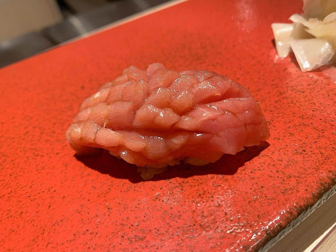 みたんさんのインスタグラム写真 - (みたんInstagram)「福岡旅🍣 配信の仕事を始めて初の3日以上のお休み😍🌴 ひとりで九州へ飛び立ちました✈️ 心細かったけど行きの飛行機でファブリックの方に お会いしたので福岡の美味しいお店を案内してもらいしつつ💓 天神にて博多鮨まつもとへ🍣  渋谷のまつもとも大好きなので、 より海に近い福岡店は美味しいこと間違いなし。  こんなに美味しい中トロは初めて🤤 まつもとのために福岡にまた来ます🥰 . . . #九州旅行 #九州グルメ  #福岡グルメ #ひとり旅 #一人旅  #旅行 #鮨 #まつもと  #食事記録#博多鮨まつもと #鮨まつもと  #福岡グルメ  #博多グルメ　 #ひとり旅 #ミシュラン」6月24日 16時49分 - micooorin