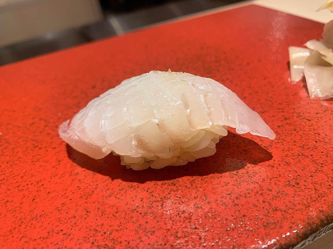 みたんさんのインスタグラム写真 - (みたんInstagram)「福岡旅🍣 配信の仕事を始めて初の3日以上のお休み😍🌴 ひとりで九州へ飛び立ちました✈️ 心細かったけど行きの飛行機でファブリックの方に お会いしたので福岡の美味しいお店を案内してもらいしつつ💓 天神にて博多鮨まつもとへ🍣  渋谷のまつもとも大好きなので、 より海に近い福岡店は美味しいこと間違いなし。  こんなに美味しい中トロは初めて🤤 まつもとのために福岡にまた来ます🥰 . . . #九州旅行 #九州グルメ  #福岡グルメ #ひとり旅 #一人旅  #旅行 #鮨 #まつもと  #食事記録#博多鮨まつもと #鮨まつもと  #福岡グルメ  #博多グルメ　 #ひとり旅 #ミシュラン」6月24日 16時49分 - micooorin