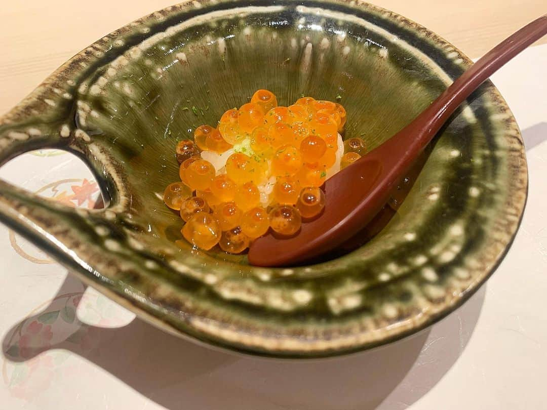 みたんさんのインスタグラム写真 - (みたんInstagram)「福岡旅🍣 配信の仕事を始めて初の3日以上のお休み😍🌴 ひとりで九州へ飛び立ちました✈️ 心細かったけど行きの飛行機でファブリックの方に お会いしたので福岡の美味しいお店を案内してもらいしつつ💓 天神にて博多鮨まつもとへ🍣  渋谷のまつもとも大好きなので、 より海に近い福岡店は美味しいこと間違いなし。  こんなに美味しい中トロは初めて🤤 まつもとのために福岡にまた来ます🥰 . . . #九州旅行 #九州グルメ  #福岡グルメ #ひとり旅 #一人旅  #旅行 #鮨 #まつもと  #食事記録#博多鮨まつもと #鮨まつもと  #福岡グルメ  #博多グルメ　 #ひとり旅 #ミシュラン」6月24日 16時49分 - micooorin