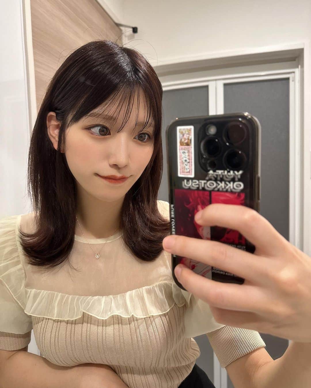 神崎紗衣のインスタグラム：「みなさまお元気ですか こちらだいぶ落ち着いてしまいました◎  髪もまつ毛もナチュラル一本🫸🏻🫨🫷🏻  #自撮りむずすぎ #ぴぃす #笑笑笑笑笑笑」