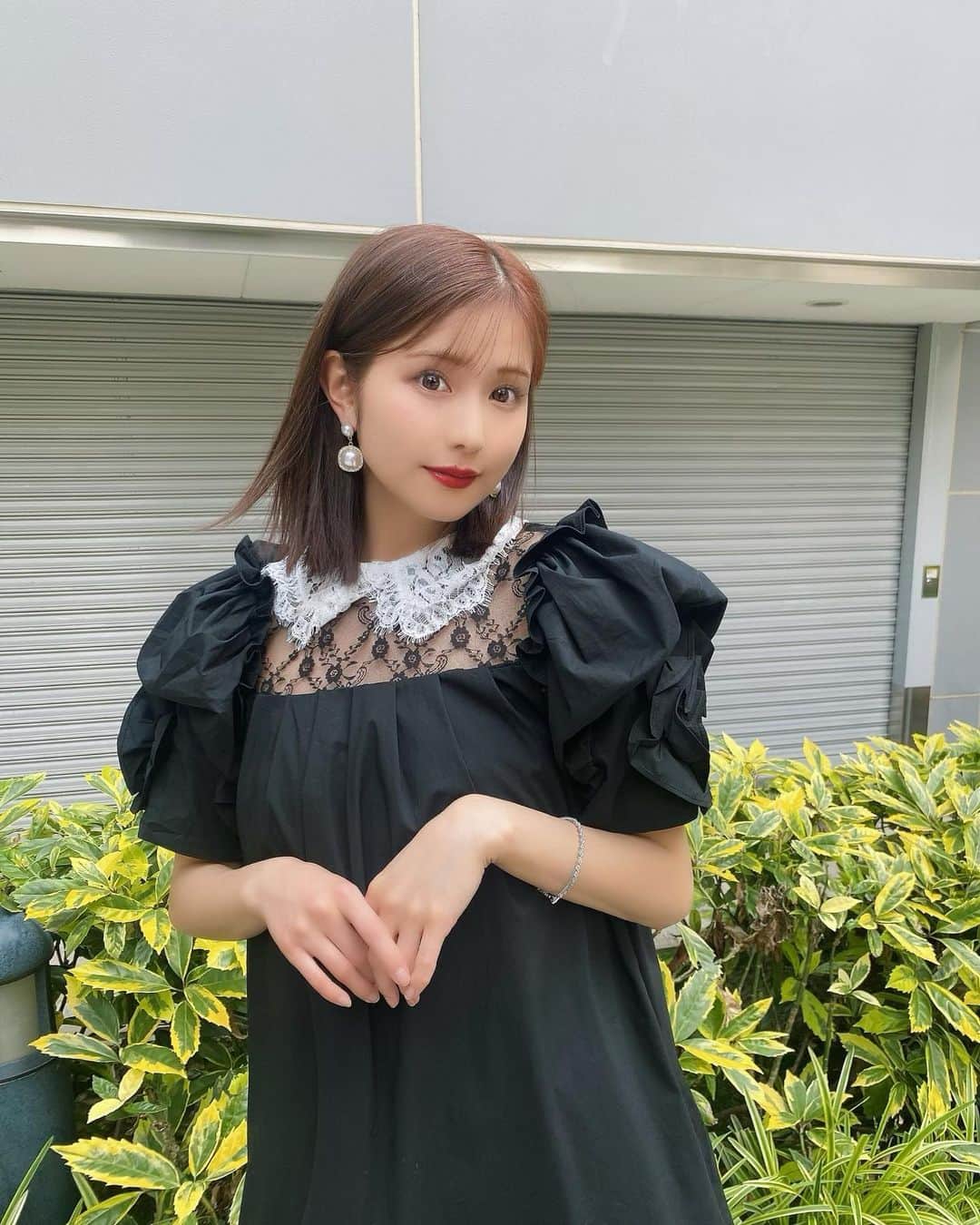 谷川愛梨のインスタグラム：「: :  👗お兄ちゃんの結婚式に 着ていこうと思ってGETしたワンピ☀︎ 待ちきれなくて着ちゃった😋💐 袖がくしゅくしゅってなってて 胸元がレースになってるのが これまた最高に可愛いのです♡  👁LighlyRose🌷 久しぶりにビビっとくるのに出会えた♩ 自然な可愛い色味に一目惚れ♡ 発色も良かったのでリピ確定です✌︎  💆全身矯正で体の歪み改善を お願いしました✨ 悩んでた反り腰が良くなって 前に出てた首も後ろに下がって 骨盤も上がってゴッドハンド過ぎる😭👐 巻き肩過ぎて、寝転んだ時に 両肩が床につかなかったのに ちゃんとつくようになって嬉しい... 背中の骨も真っ直ぐになったよ！！ 歪みがなくなるだけで ビックリするくらい体が軽くて感動🕊  #ootd #litzy #リジー #thepiel #ザピエル#カラコン#ライリーローズ#LighlyRose」