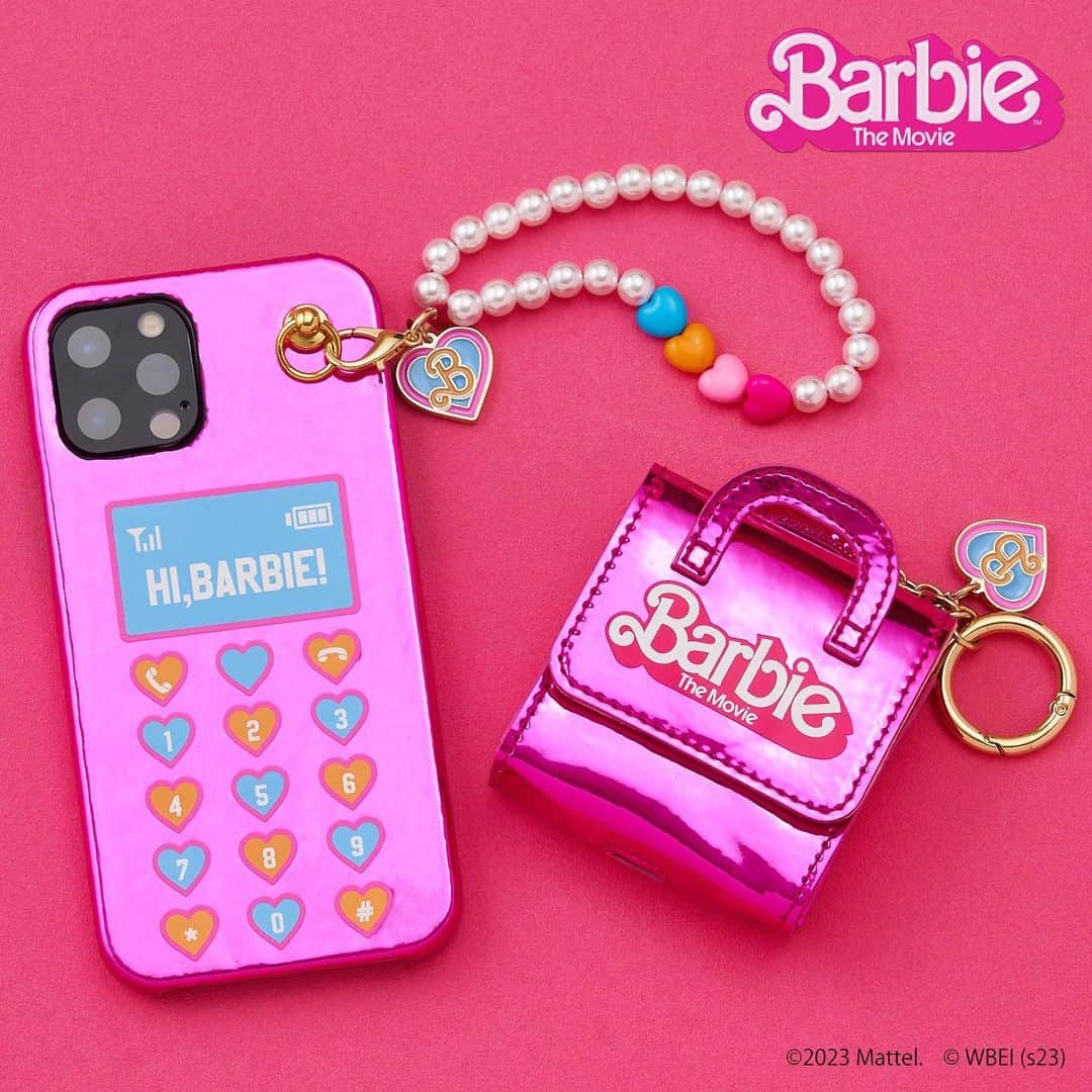 プラザ/PLAZAさんのインスタグラム写真 - (プラザ/PLAZAInstagram)「「Barbie」プロモーション開催中👠🎀  世界中で愛されるファッションドール「Barbie」とPLAZAがコラボレーション💗💜 実写映画公開に先駆けて、Barbieデザインのアイテムが登場✨  Barbie™︎ The Movie バービー iPhone12/12Pro用ケース ¥3,300(税込)  映画「Barbie (バービー)」をテーマにしたアートを使用したiPhone12/12Pro用ケース💓キラキラ輝くピンクをベースに、取り外し可能なストラップがついています💎 持っているだけで気持ちが高まるキュートなデザイン💘PLAZA・MINiPLA限定アイテムです💖  Barbie™︎ The Movie バービー AirPodsPro用ケース ¥2,530(税込)  映画「Barbie (バービー)」をテーマにしたアートを使用したAirPodsPro用ケースです💖ピンクのバッグのフォルムがかわいいデザイン👜ゴールドのハートのチャームもポイント✨PLAZA・MINiPLA限定アイテムです💕   #映画バービー #Barbie #バービー #PLAZA #プラザ #MINiPLA #ミニプラ @plazastyle @barbie_japan_official  @barbiemovie_jp」6月24日 17時02分 - plazastyle
