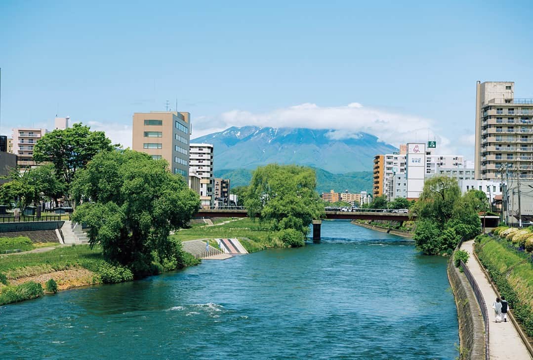 のインスタグラム：「川の向こうには、どっしりとそびえる岩手山。宮沢賢治とゆかりを持ち、石川啄木や金田一京助を輩出した岩手・盛岡は、美しい言葉で綴られるにふさわしい、詩情あふれる町。その魅力は「店主の考えがしっかり反映された個人店がたくさんあること」と教えてくれたのは、『吉浜食堂』の松川麻由さん（@kippinsyokudou）。この日のメニューは自然農園・ウレシパモシリの南部小麦玄麦麺と、朝獲れの生ウニ。最新号「旅をしたくなる、美しい暮らしのある町」より。 photo : @yamamotoayumi3 #andpremium #アンドプレミアム #旅をしたくなる美しい暮らしのある町 #toabeautifultown #岩手山 #吉浜食堂 #ウレシパモシリ #盛岡 #盛岡グルメ #盛岡レストラン」