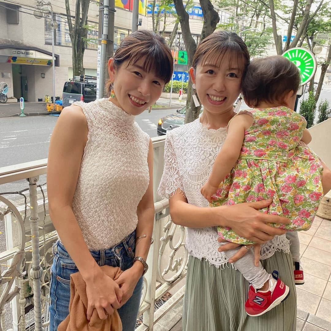 池田夢見さんのインスタグラム写真 - (池田夢見Instagram)「偶然の偶然！椛島恵美ちゃん【 @emi_kabashima 】に会いました🫣❤️❤️ えー！そんなことある？？！ 今からライブというのに わざわざ会場から出てきて写真も撮ってくれてありがとー♪  娘は人見知り発動でカメラ見ません😂  同じ痙攣性発声障害を過去に経験されてて、今は完治して歌っているのがほんとすごい🥹🙏  私がこの発声障害になった時、とっても不安で恵美ちゃんに色々と経験の話を聞かせてもらったの🥺 親切に色々と教えてくれた😭✨  今歌えてる恵美ちゃんが 私の希望の光でもあるよ！！  また生歌聴きに行きたいな😉🌸  素敵なライブナイトになりますように😌🎤♪  #椛島恵美 #痙攣性発声障害  #発声障害  #３丁目カフェたまプラーザ」6月24日 16時55分 - ikedayumemi