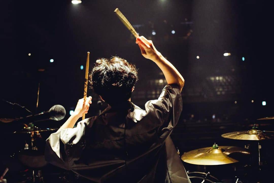 ねぎのインスタグラム：「2023.06.23 Zepp Nagoya ODYSSEYツアー15ヶ所目 名古屋ありがとうございました。  何度も来た名古屋史上最高のLIVEでした。 ブチ上がり過ぎて気絶したかのように寝ました。笑  今日の東京もよろしく🔥」