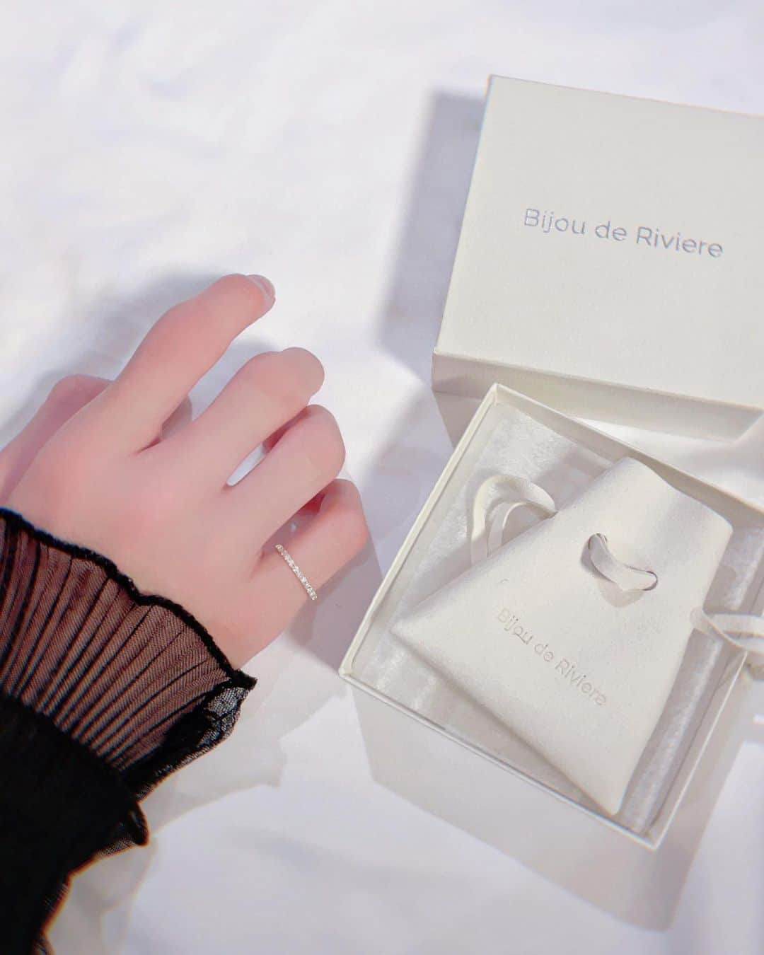 atmmyのインスタグラム：「天然ダイヤモンドリング0.20ct 💍 細身のK18イエローゴールドで、 シンプルだからこそ毎日付けられる大人のジュエリー^ ^  本物の輝きと華奢なデザインは、 手が美しく見えてオススメです♡  7/30まで全品10%OFFになる クーポンコード はこちら♪ →『YHVW7QUE』  @bijou_de_riviere https://bdr.official.ec/  #bijouderiviere #PR #天然ダイヤモンド  #ダイヤモンド #指輪 #💍 #diamond #jewelry #手元 #華奢リング #BASE #アクセサリー  #ゴールドアクセ #クーポンコード」