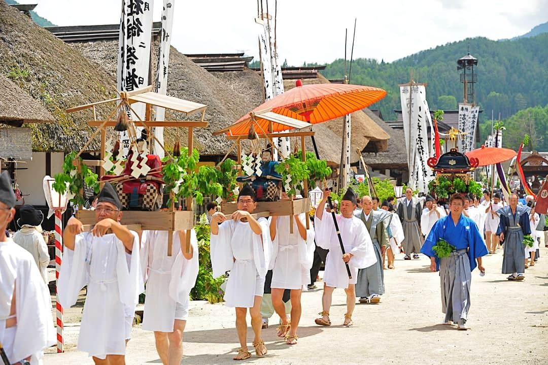 福島県さんのインスタグラム写真 - (福島県Instagram)「【大内宿半夏まつり（下郷町）】  7月2日（日）、下郷町大内宿にて「大内宿半夏（はんげ）まつり」が開催されます。  大内宿半夏まつりは季節の変わり目である半夏の日に行われる伝統行事で、後白河天皇の第2皇子・ 高倉以仁王(もちひとおう)の霊を祭った「高倉神社」での祭礼です。   神社での神事を行った後、白装束に黒い烏帽子を被った村の男性がみこしを担ぎ、家内安全、五穀豊穣 を祈願して大内宿内を歩きます。  かやぶき屋根の民家という背景も相まって、まるでタイムスリップしたかのような気分になれそうですね。厳かな雰囲気の中行われるまつりを、ぜひ現地で体感してみてくださいね。  ※写真は過去に撮影したものです。  #大内宿 #大内宿半夏まつり #下郷町 #南会津地方 #福島県 #shimogotown #fukushima #RealizeFukushima #NotADreamFukushima #ひとつひとつ実現するふくしま」6月24日 17時00分 - realize_fukushima