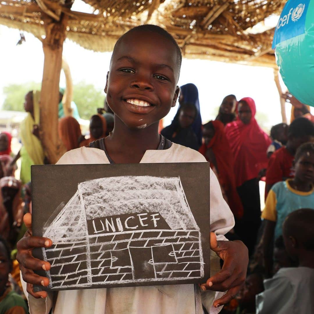 unicefのインスタグラム：「“I want peace so that I can go home.”  13-year-old Abdelaziz is one of the many children seeking refuge in neighboring country Chad, as violence rages in Sudan.  UNICEF is on the ground with partners providing child-friendly safe spaces and mental health support for arriving children and their families.  © UNICEF/UNI399784/Mahamat」