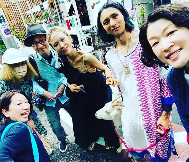 新居昭乃のインスタグラム：「ハナコちゃんのマルシェにホガリくんとお邪魔してきました♡ うめちゃんもいて、タカシくんとヤギのテトちゃんにも会えて、ラッキー🌟だったな♡  左から うめちゃんの太鼓のお友だち、怪しい私、ほがちゃん、ハナコちゃん、ヤギのテトちゃん、タカシくん、うめちゃん♡  ２枚目　お買い上げしてきたハナコちゃん作のリメイク作品　MARMARIエミちゃんのリメイクと発想は近いけどテイストがかなり違っていて、おもしろいなとおもいます。  ３枚目も購入品 ペリドットかな。。天然石➕ビーズの指輪  今夜7時まで⭐️」