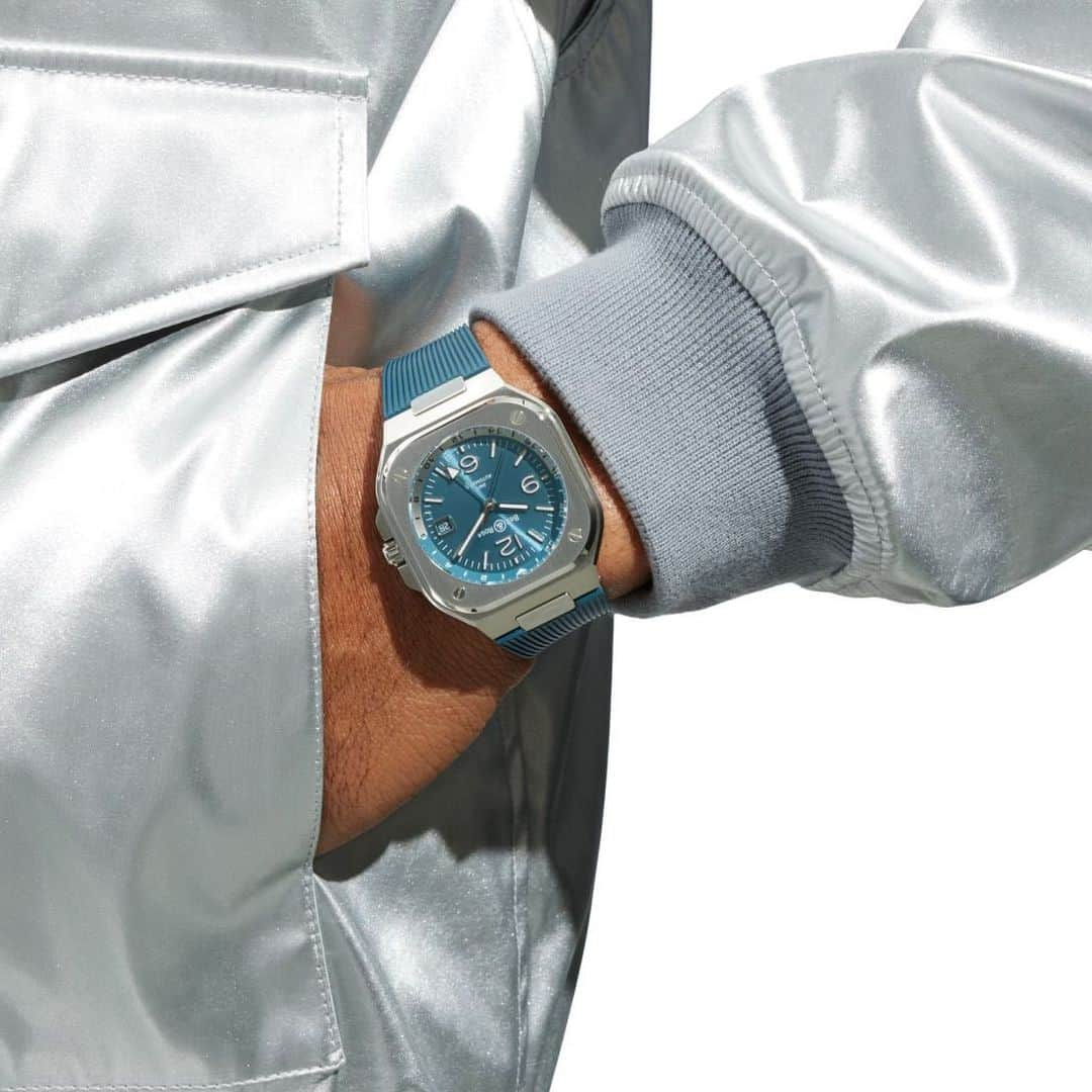 ベル&ロスのインスタグラム：「The crown of the BR 05 GMT Sky Blue is screwed down to guarantee water resistance to 100 meters and the steel folding clasp adds comfort and security, making the watch perfectly versatile for the voyager traveling for work or leisure.  Discover more via the link in our bio.  #bellross #timeinstruments #fromthecockpittothewrist #BR05 #BR05GMT #Parisairshow」