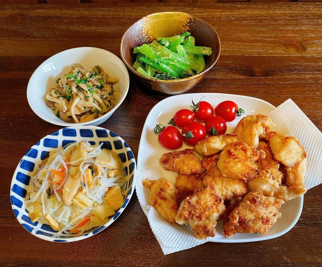 のインスタグラム：「🍚 ささみの唐揚げとミニトマト はるさめサラダ しめじとツナの中華だし和え 小松菜のごまわさび和え  🍱しめじとツナの中華だし和え🍱 しめじとツナ缶に、中華だしの素としょうゆとコショウを入れて混ぜてレンジへ。1分半くらいで取り出して一回混ぜて、もう1分半くらいチン。  #献立」