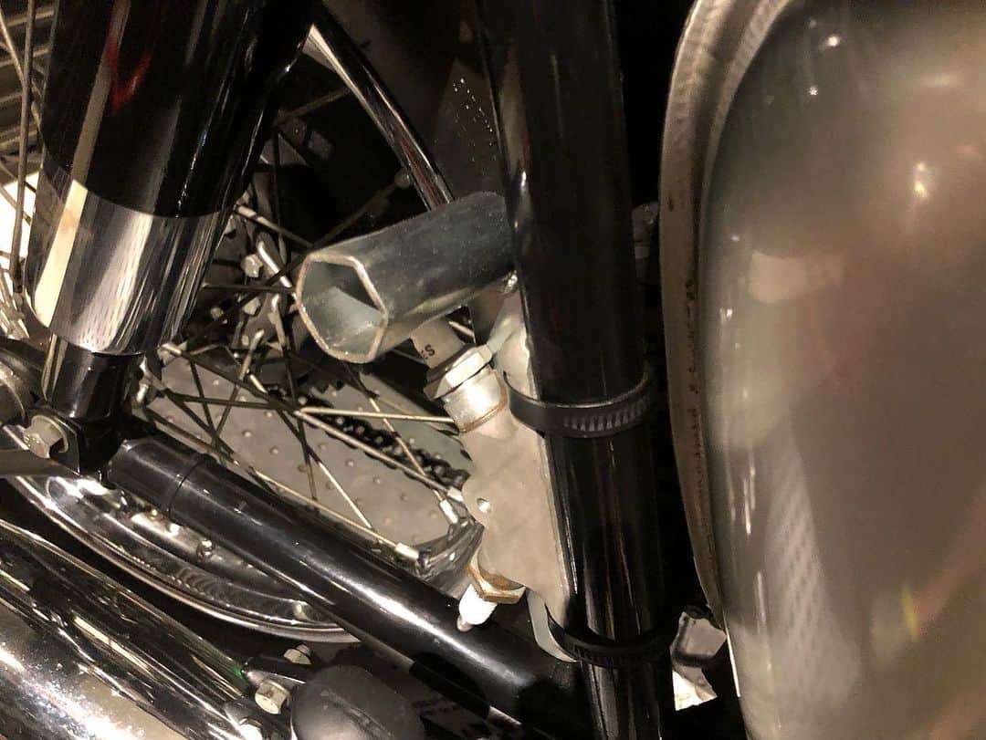 KIYOさんのインスタグラム写真 - (KIYOInstagram)「#sparkplugholder It's just an accessory. I’ll never actually use it. #triumph #t120 #bonneville #bonnie #britbike #britishmotorcycles #classicmotorcycles #lewisleathers #madeinengland #rockers  #caferacer #tonupboys #triumphmotorcycles #vintagetriumph #oldtriumph  #バイクメーン #ボニー #トライアンフ #ボンネビル #ロッカーズ #カフェレーサー #ルイスレザー #プラグホルダー #ガレージライフ」6月24日 22時28分 - kiriko009