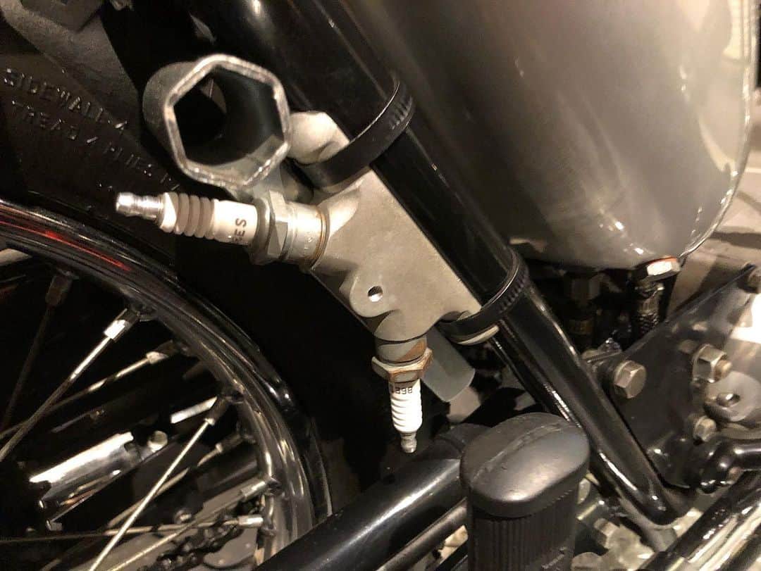 KIYOさんのインスタグラム写真 - (KIYOInstagram)「#sparkplugholder It's just an accessory. I’ll never actually use it. #triumph #t120 #bonneville #bonnie #britbike #britishmotorcycles #classicmotorcycles #lewisleathers #madeinengland #rockers  #caferacer #tonupboys #triumphmotorcycles #vintagetriumph #oldtriumph  #バイクメーン #ボニー #トライアンフ #ボンネビル #ロッカーズ #カフェレーサー #ルイスレザー #プラグホルダー #ガレージライフ」6月24日 22時28分 - kiriko009